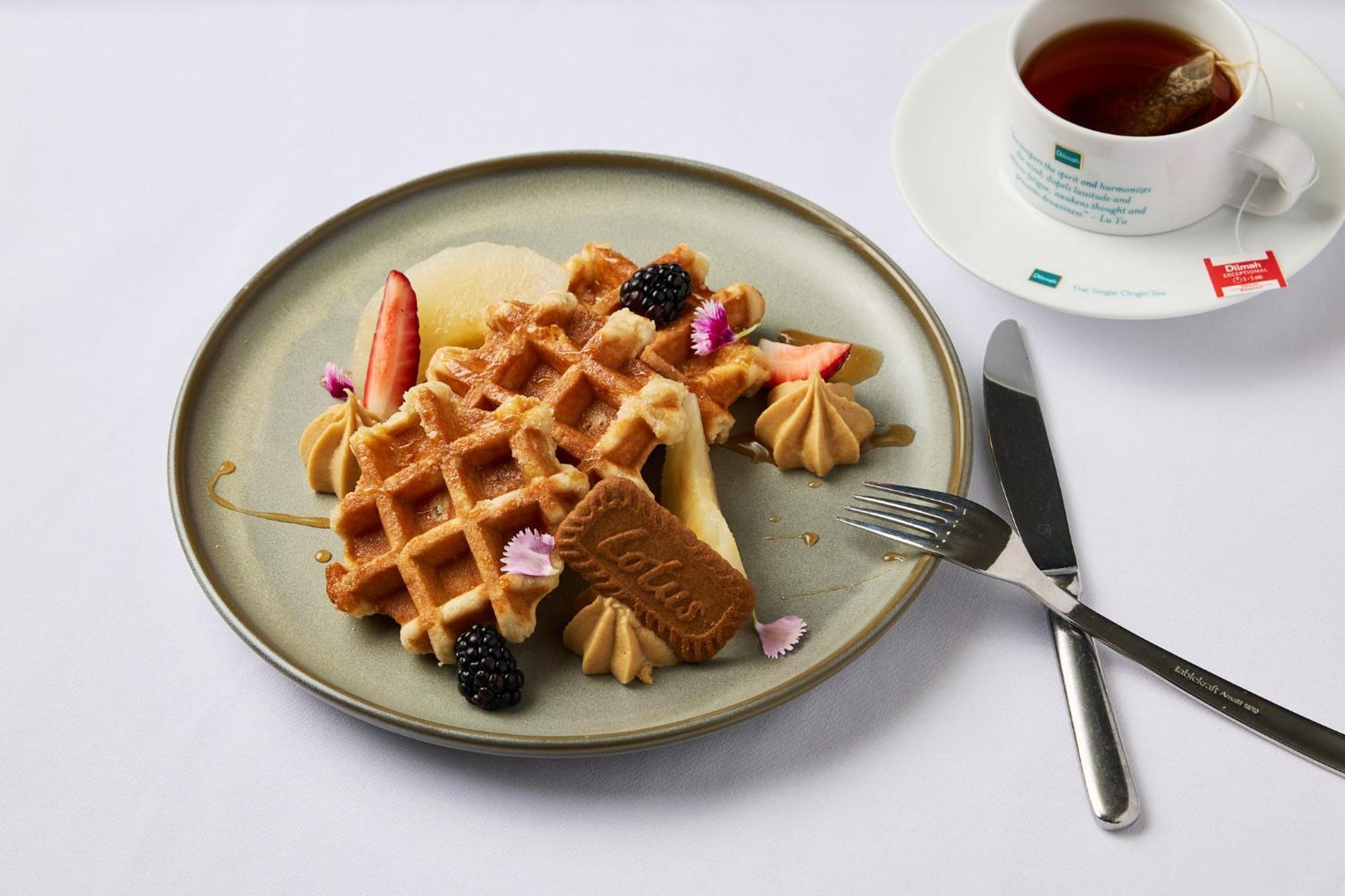 Hotel Stamford Plaza Ville de Melbourne Extérieur photo The photo depicts a beautifully arranged plate of waffles. The waffles are topped with a variety of accompaniments including slices of fresh fruit, blackberries, and small dollops of cream or mousse. A decorative cookie is placed on the waffles, addi